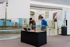 Besucher geniessen die Ausstellung