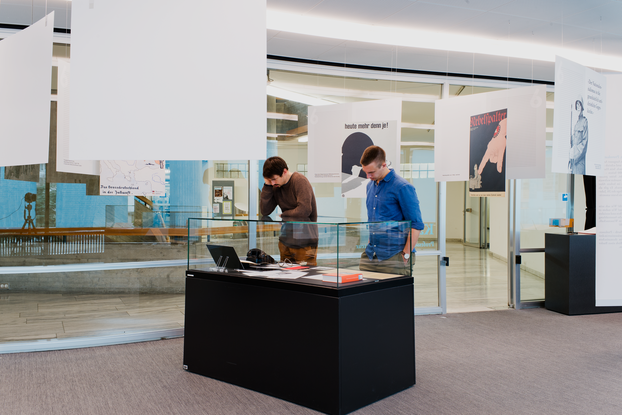 Besucher geniessen die Ausstellung