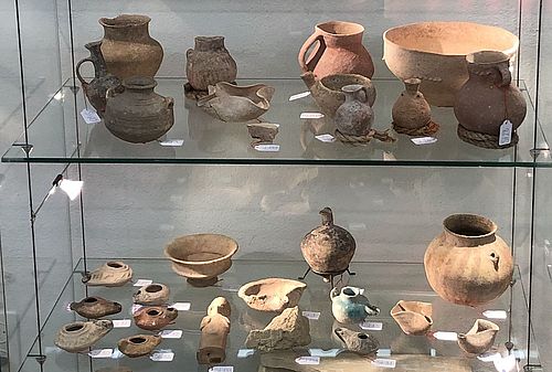 [Translate to English:] Archäologische Sammlung Objekte im Schaukasten