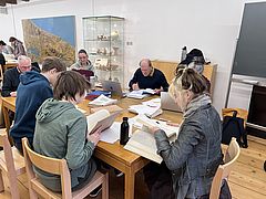 Das Foto zeigt Studierende bei der Übersetzungsarbeit