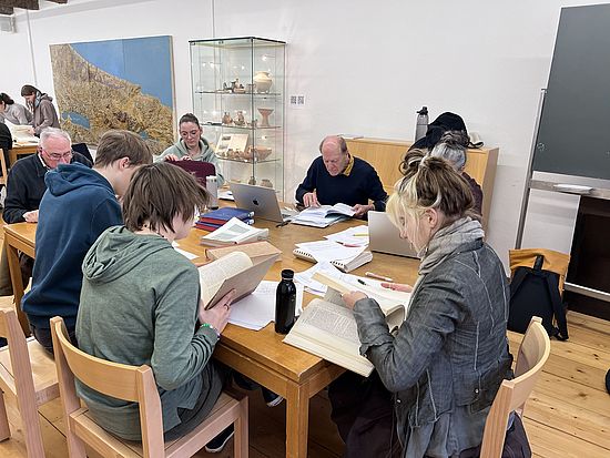 Das Foto zeigt Studierende bei der Übersetzungsarbeit
