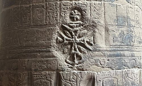 Bild einer koptischen Inschrift, welche Hieroglyphen überlagert