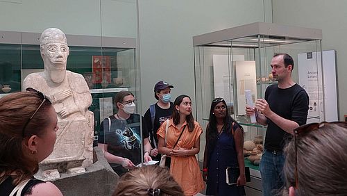 Exkursionsgruppe im British Museum. Harald Samuel im Zentrum