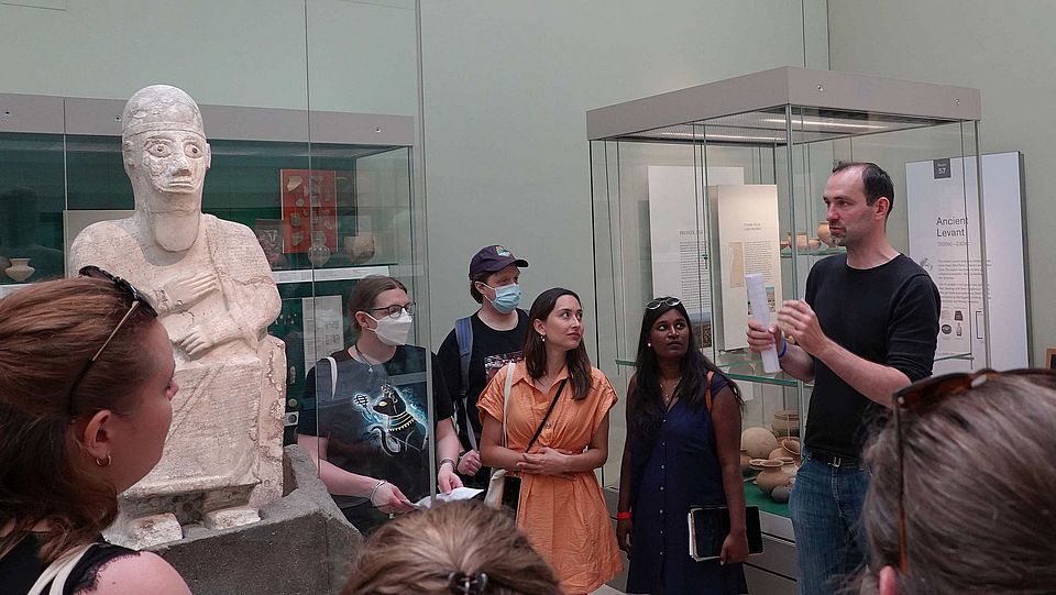 Exkursionsgruppe im British Museum. Harald Samuel im Zentrum