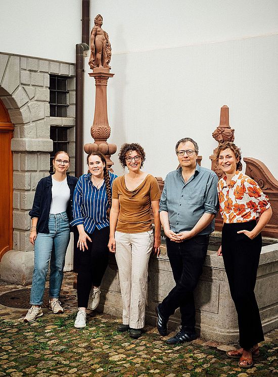 Team Photo in the courtyard of the main faculty building at Nadelberg 10