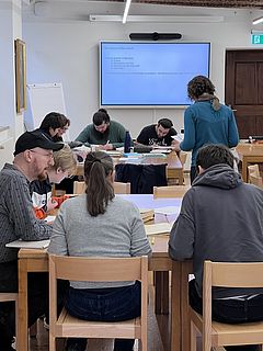 Das Foto zeigt Studierendengruppen bei der Übersetzungsarbeit