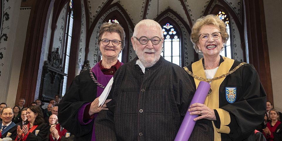 Ehrenpromotion Dies Academicus 2025 Samuel Buri mit Dekanin und Rektorin