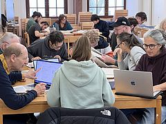 Das Foto zeigt Studierendengruppen bei der Übersetzungsarbeit