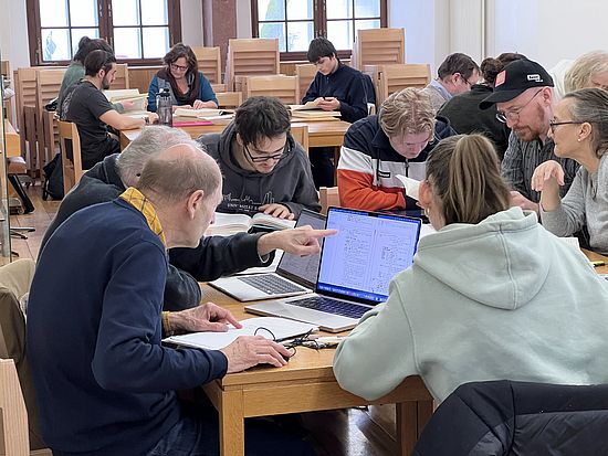 Das Foto zeigt Studierendengruppen bei der Übersetzungsarbeit
