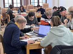 Das Foto zeigt Studierendengruppen bei der Übersetzungsarbeit