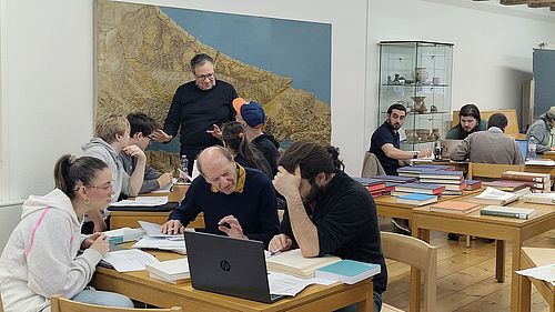 Studierende in Diskussion mit Oskar Kaelin