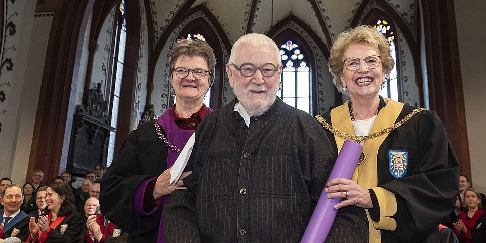 Ehrenpromotion Dies Academicus 2025 Samuel Buri mit Dekanin und Rektorin