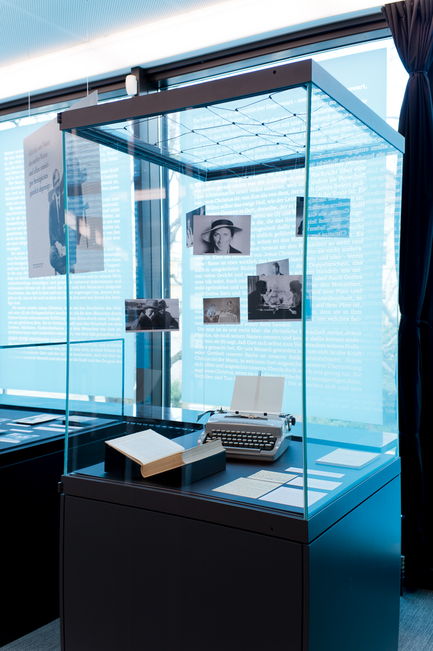Vitrine 'Charlotte von Kirschbaum'