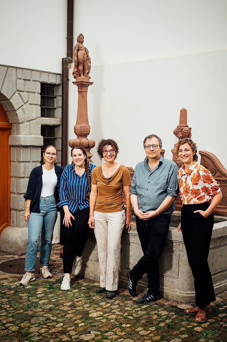 Teamfoto mit Anna Schneider, Anita Dirnberger, Sonja Ammann, Oskar Kaelin und Nancy Rahn am Brunnen im Innenhof vom Nadelberg 10